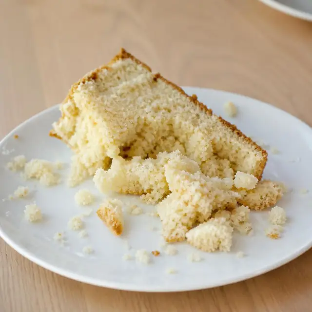 材料を抜いただけでパサついて崩れたケーキ